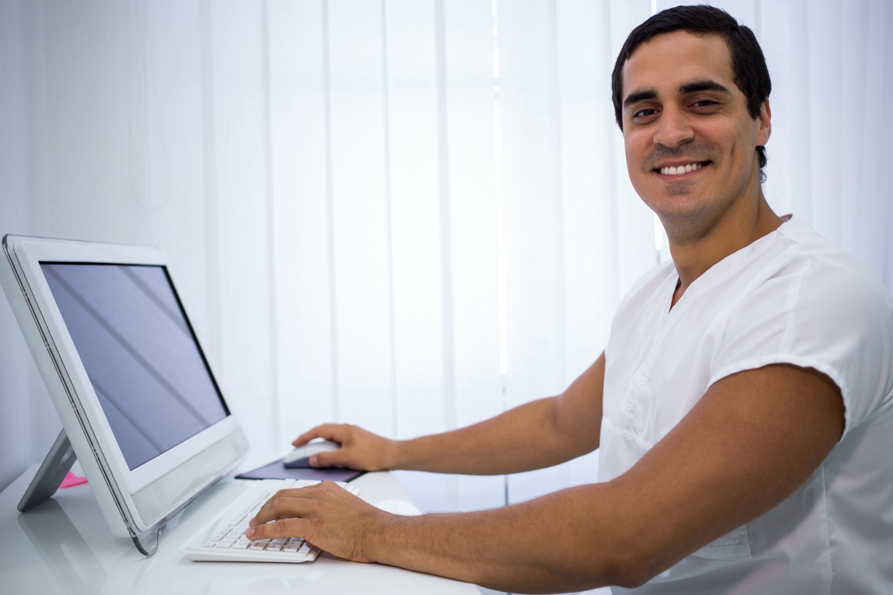 Profesional médico en consulta de telemedicina